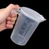 1 bicchiere graduato in plastica per liquidi, superficie del beccuccio con strumenti di misurazione del coperchio