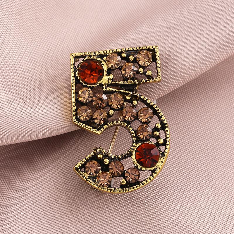 

Роскошная брошь-тренд 2023: Брошь из пяти символов, булавка от откровенности для высокой моды