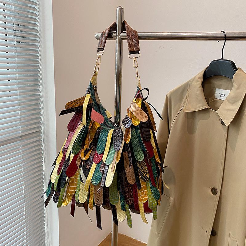 Niche design large-capacity underarm shoulder bag female personality Indian style fringed commuter messenger bag