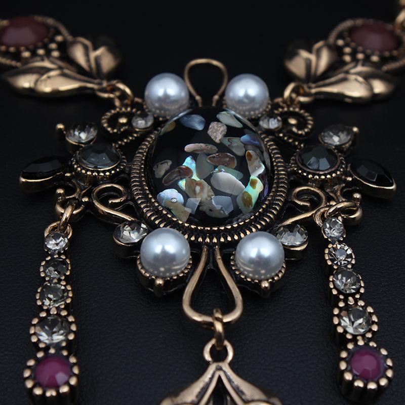 European & American Retro Court-Style Clavicle Necklace: Versatile, Elegant Sweater Chain for Women