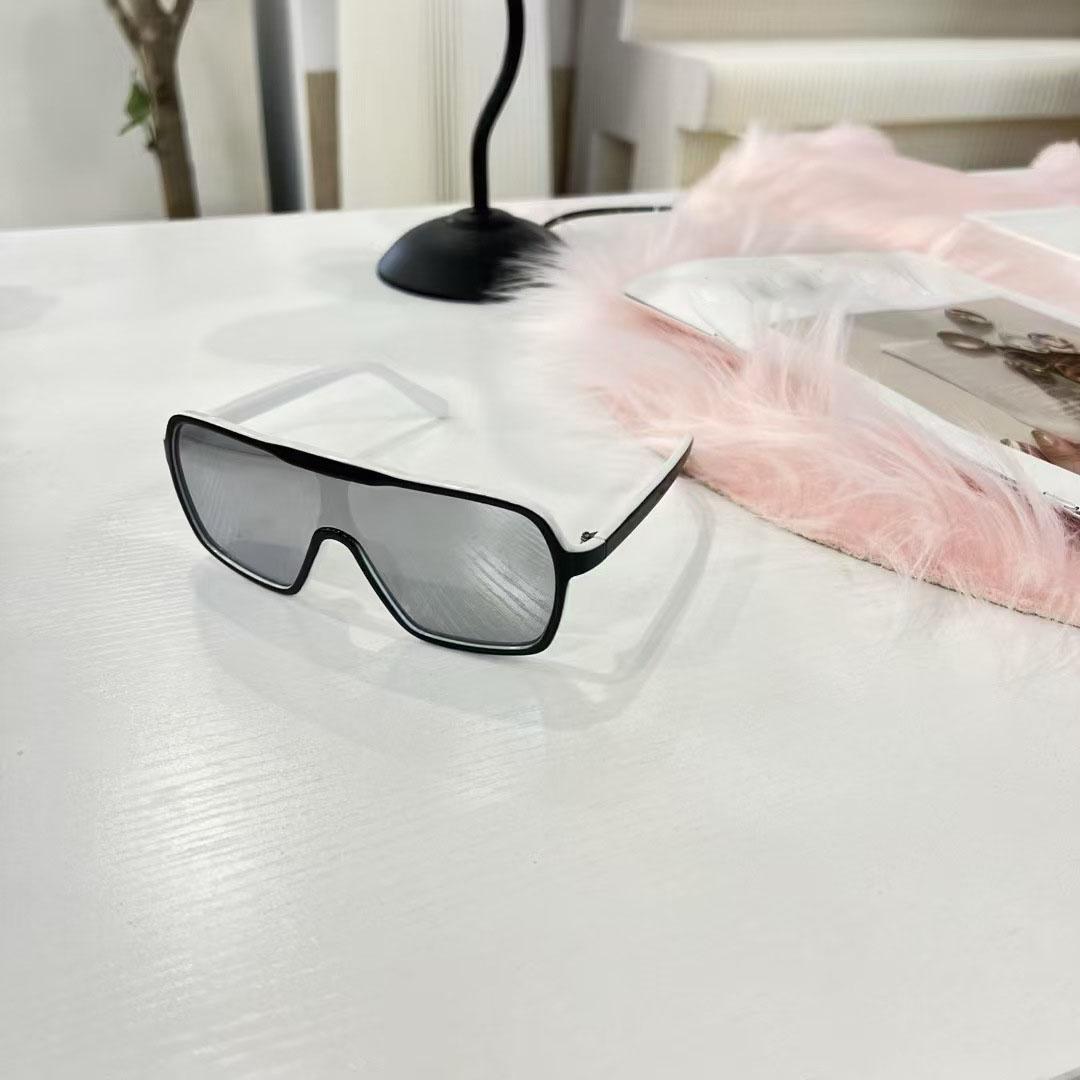 

Stylish Style Sun Eyeglasses for Female Square Shape Anti-reflective Sunglasses Male Travelling Bicycling Sunglass for Male