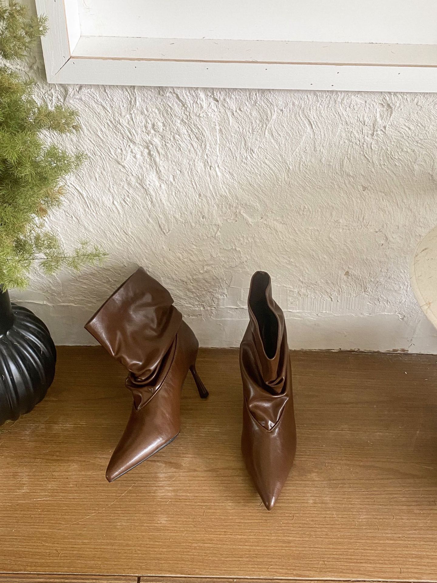 

French retro short boots for women 2025 autumn and winter new European and American spice girls sexy soft leather thin heels pointed heads piled high 39 темно-коричневого