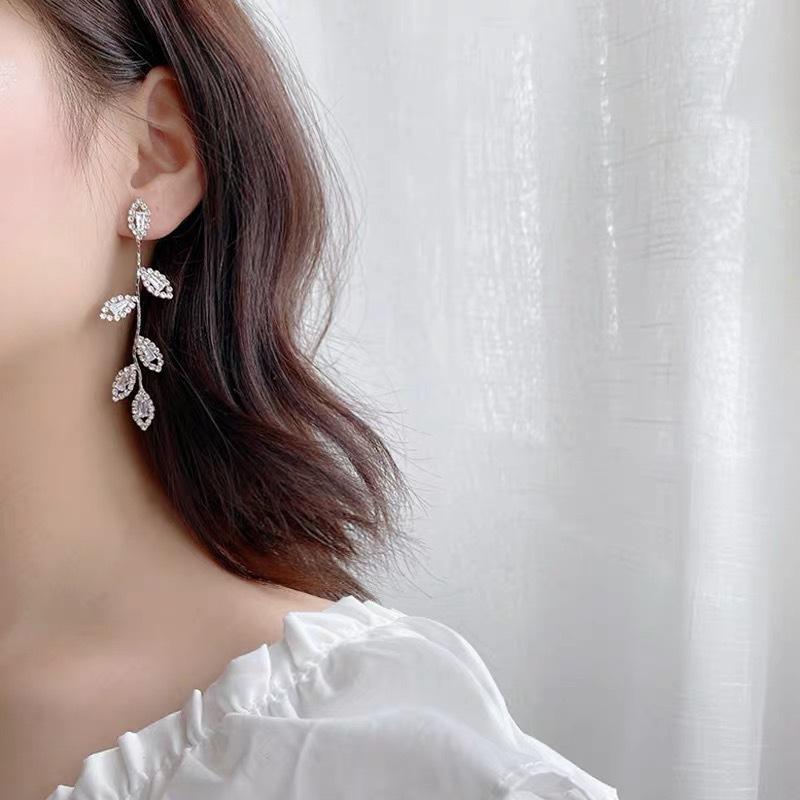 

Серьги с длинными кисточками из листьев циркона