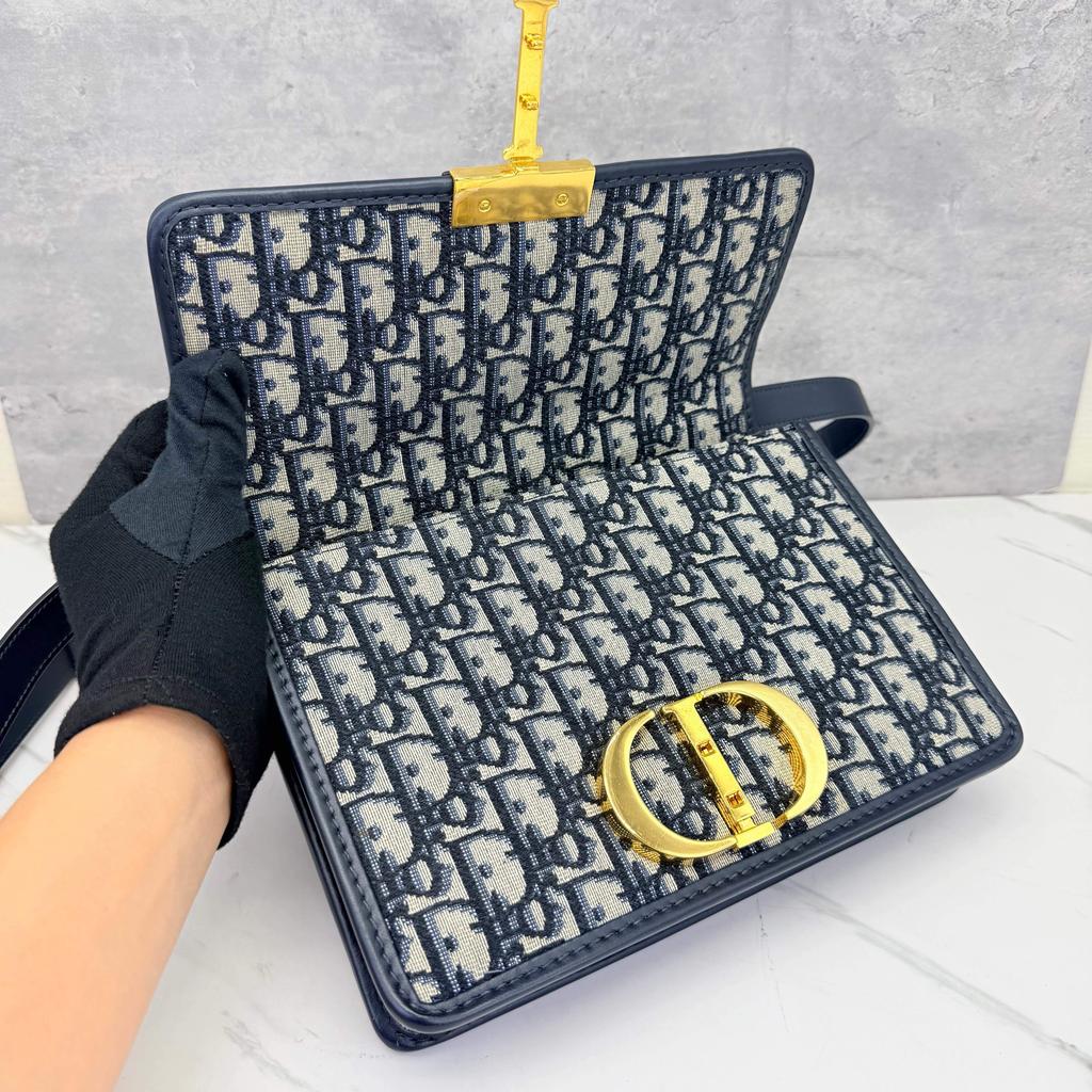 [Pre-Owned] 30 Montaigne Oblique Embroidered Monogram Flap Adjustable Shoulder Strap Montaigne Box Bag Leather Details Large - Excellent #MTXZH9
