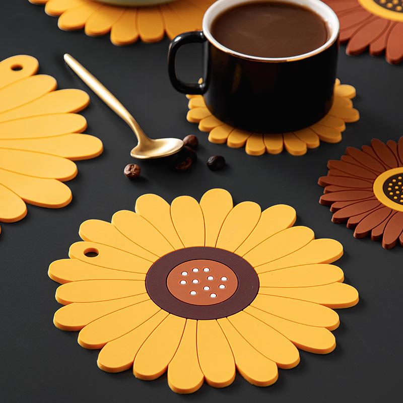 2pcs Silicone Trivet Mat Cute Sunflower Anti Scalding Mat, Heat Insulation Pat for Dishes, Soft Silicone Meal Mat Table Anti Slip Coaster