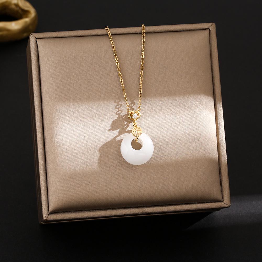 Elegante Pingente de Cabacinha com Fecho de Paz de Jade - Corrente para Clavícula em Aço Titânio no Estilo Chinês Retro
