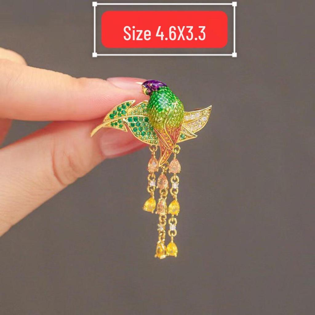Exquisite Niche Parrot Enamel Brooch – Small, Cute Corsage Pin for Clothes