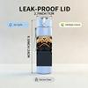 1 ks Mops Pes Vykukující Rám Tisk 750ml Barevná Plastová Sportovní Láhev na Vodu Nepropustné Sklopné Víčko se Slámkou Pro Sporty Kancelář Domácí Použití