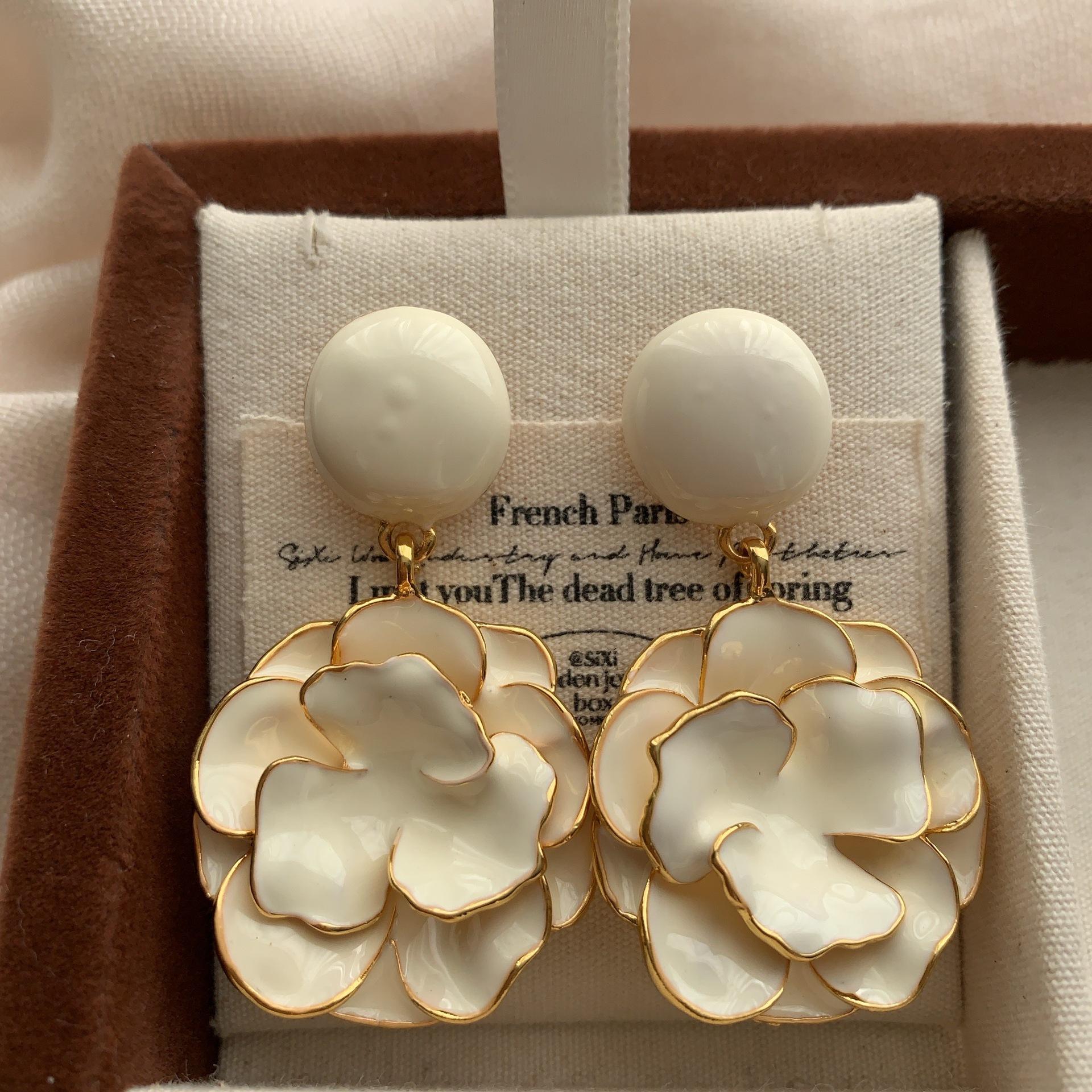 

Sweet petal stud earrings, earrings, women s enamel drip glaze, exquisite and versatile, light luxury, light and sweet, elegant, low-key atmosphere