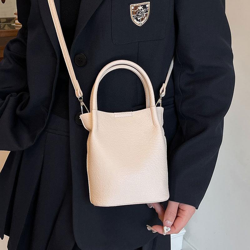 Wholesale simple texture solid color portable bucket bag women's casual versatile light commuter wind messenger mother and child bag