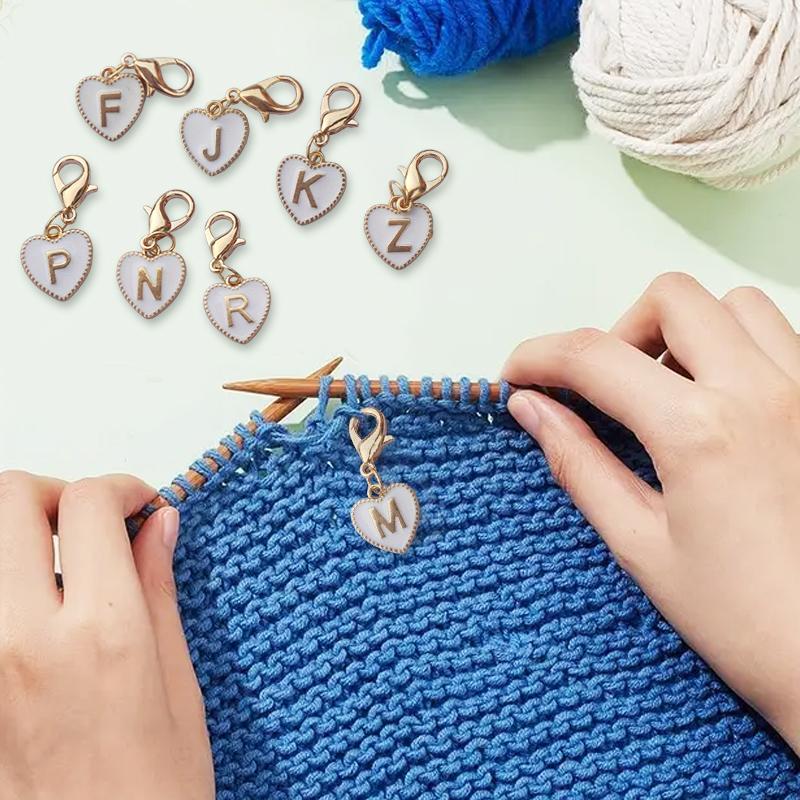 Hetsäljande 26 engelska bokstäver vit dubbelsidig persikohjärta nyckelring hjärtformad legeringsaccessoarprydnad