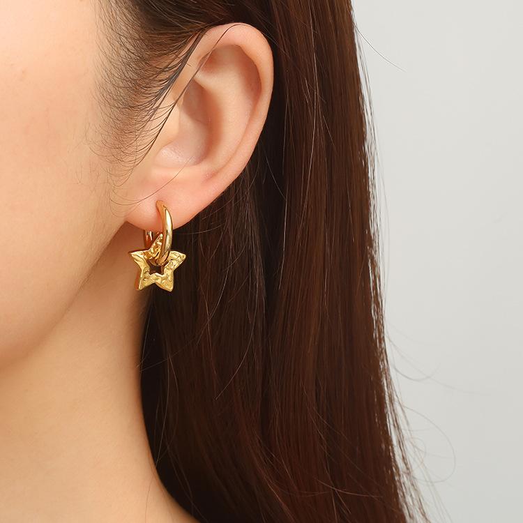 Tendência da moda europeia e americana, brincos de aço inoxidável com pingente de estrela de cinco pontas, brincos femininos leves, luxuosos e sofisticados, banhados a ouro 18K