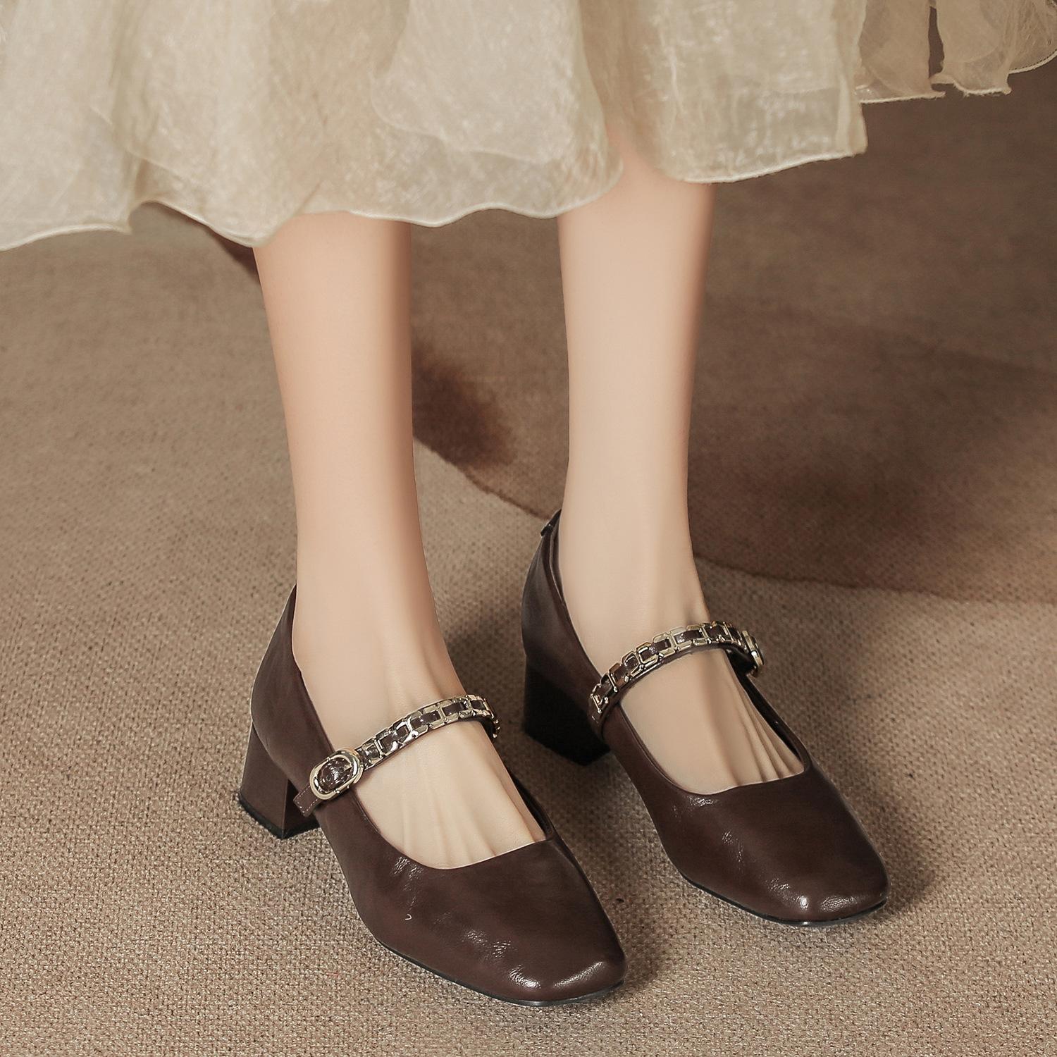 

Новые осенне-зимние туфли на высоком каблуке из мягкой кожи, ретро, с металлической надписью, с толстым каблуком Мэри Джейн и квадратным носком, черные одинарные туфли для женщин 40 коричневый