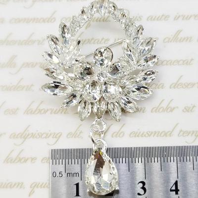 1Pcs Sparkling Statement Pin Vintage Silver-Tone Rhinestone Brooch With Teardrop Dangle For Formal Events Ideal Gift