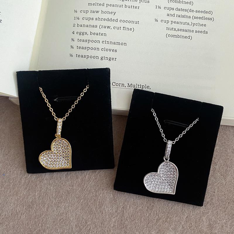 Korean Zirconia Heart Pendant Necklace: Light Luxury, Fashionable Clavicle Chain for Women