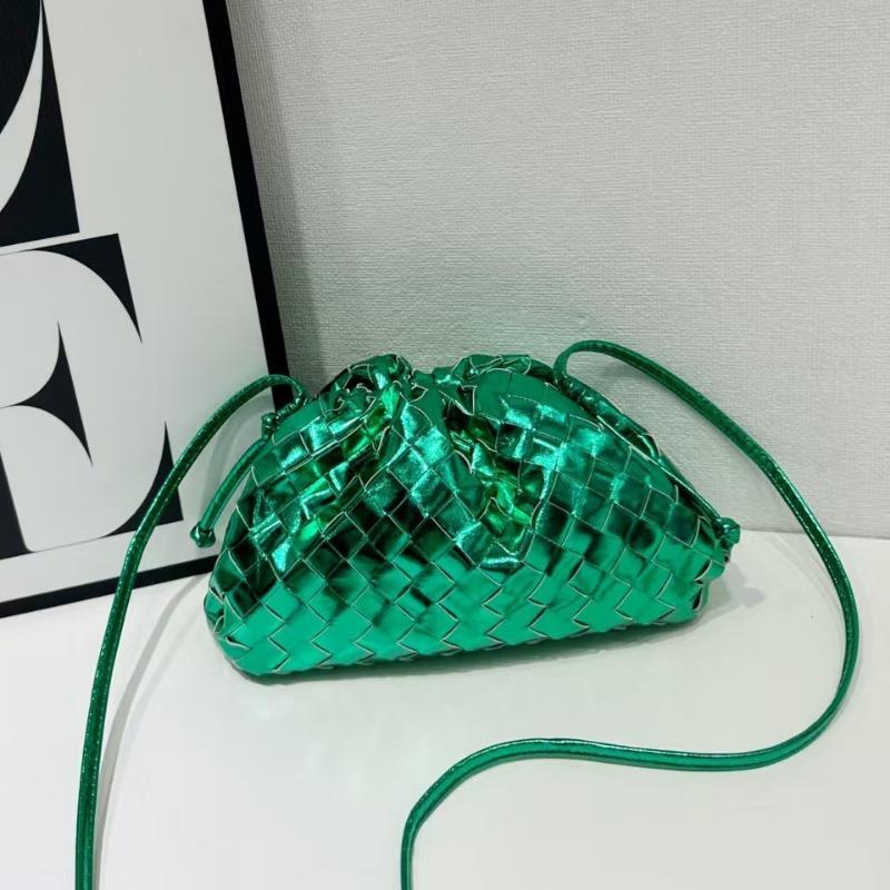 Neue plissierte gewebte Wolkentasche Nische Knödeltasche Windclip Weichleder Umhängetasche Wind