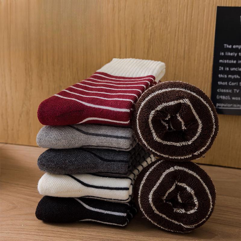 Rote Socken, Damen Fleece Verdickte Schlingen-Socken, Herbst- und Winter-Trendige Mid-Calf-Socken, Warme gestreifte Socken, Vielseitige Haussocken