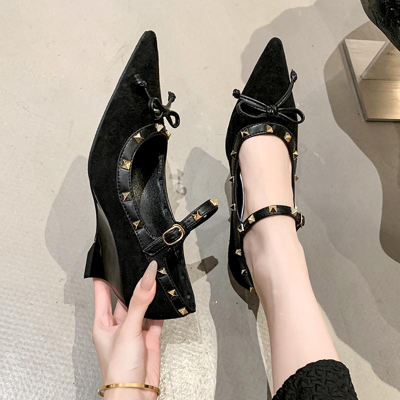 Keil Einzelner Fall Neue Spitze Flache Wildleder Riemchen Niete Anti-Rutsch Verschleißfest Kitten Heels