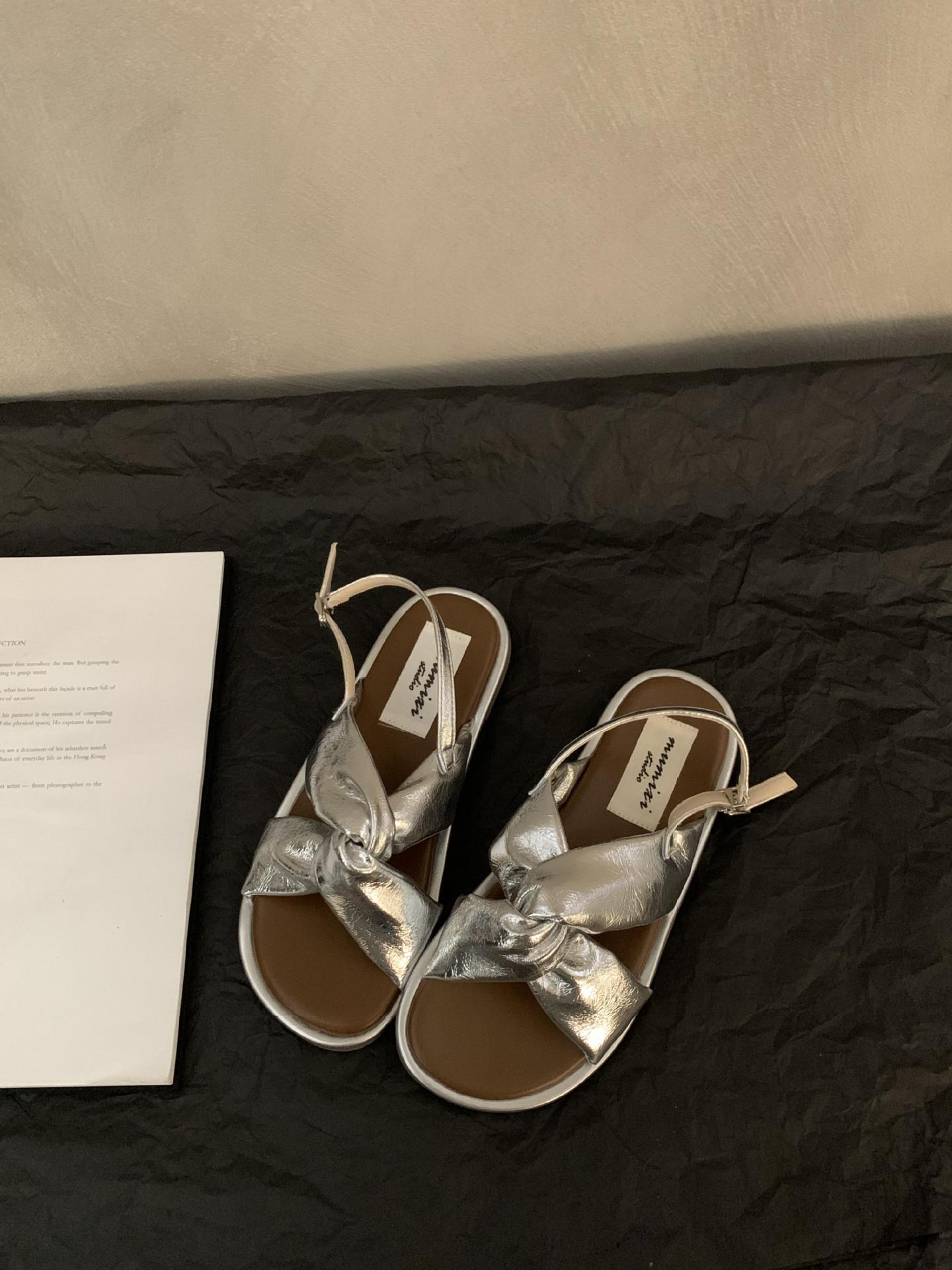 

Весна и осень 2024 года. Новая мода. Универсальные модные римские сандалии в стиле феи. Плоская подошва. Французский ремешок с одним словом. 35 серебряный