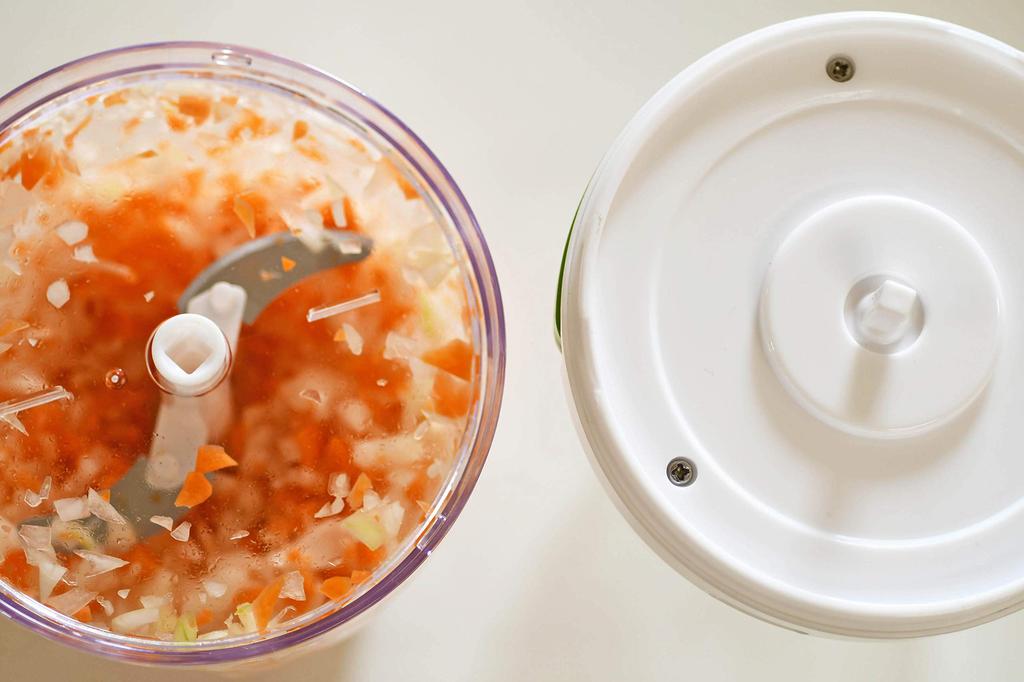 Super Deluxe Chopper with Washable Inner Storage and 5 900ml K&A Lid, Lid, Whisk, Blades,