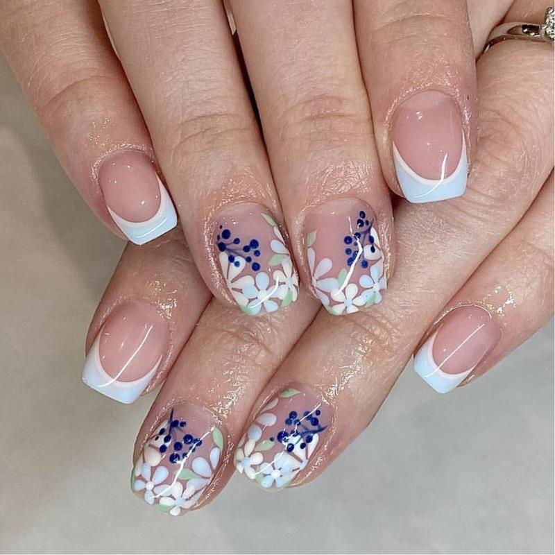 

24pcs Artificial Nail Elegant French Style And Glossy Finish Short Press on Nail Full Cover False Nail For Stylish Women 1