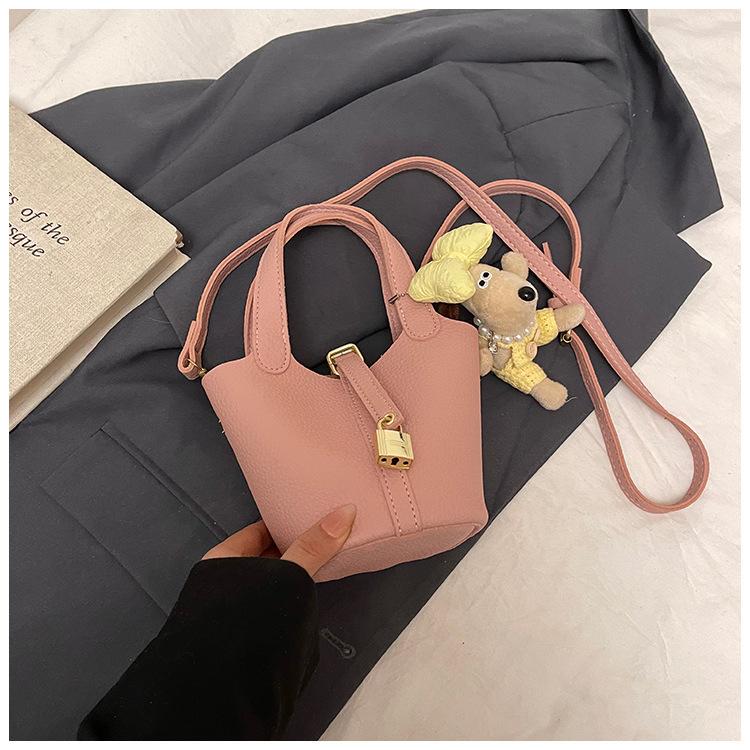 Today's Popular Bags Are Women's New Fashion and High-end Single Shoulder Messenger Bags, Portable Bucket Bags.