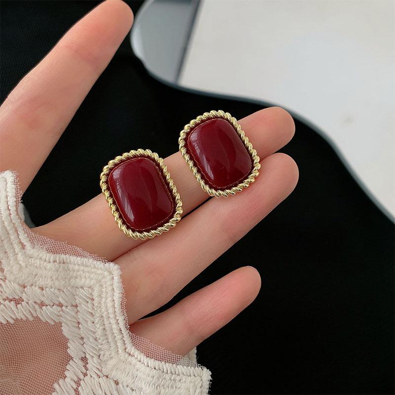 Boucles d'oreilles de luxe tendance 2024 accrocheuses pour femmes: Boucles d'oreilles à clous tendance et polyvalentes pour l'automne et l'hiver