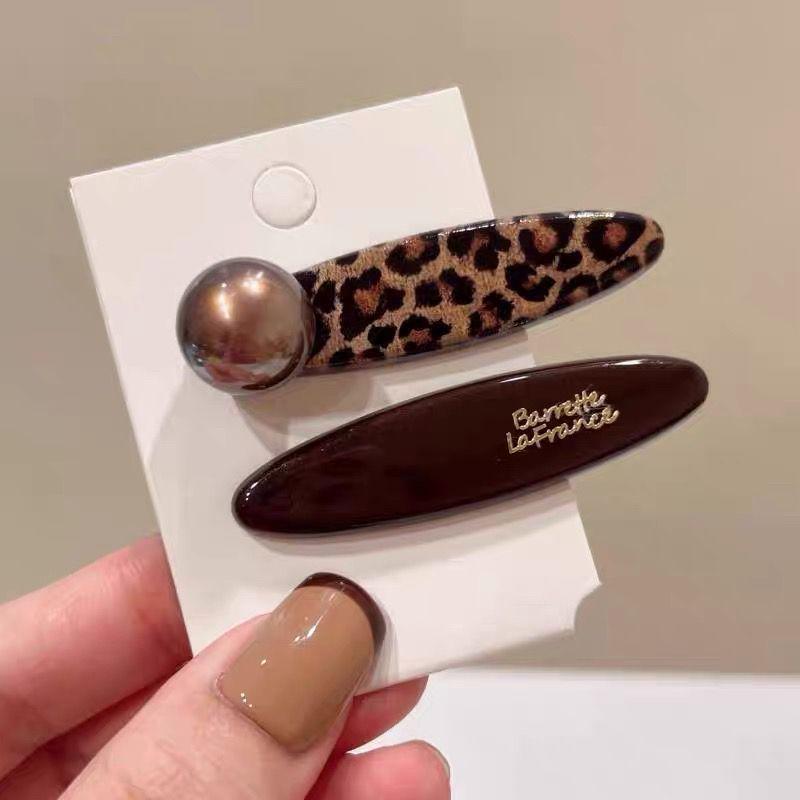 Korean Leopard Print Pearl Duckbill Hair Clip - Fashionable and Versatile Hair Accessory.