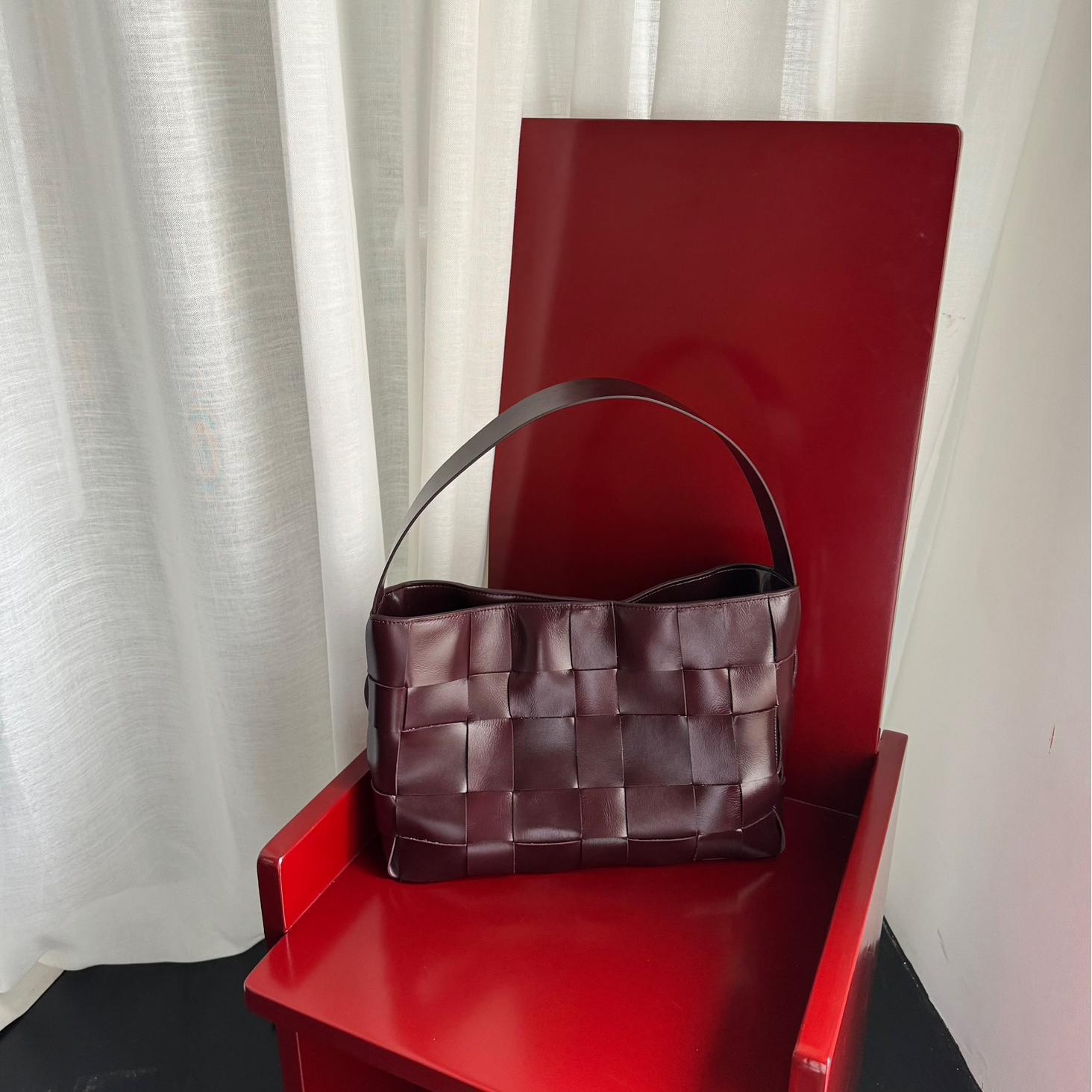 

Высококачественная плетеная кожаная сумка-тоут ручной работы: Вместительная, универсальная наплечная сумка под мышкой, стиль знаменитости 34.5 x 10.5 x 23.5 CM вино красного