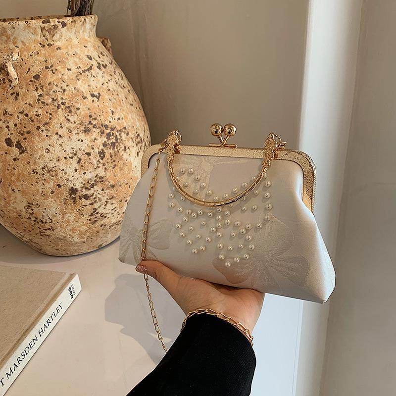 Rivet Butterfly Personality 2025 New Large Capacity Dinner Clip Chain One Shoulder Crossbody Portable Shell Bag Women