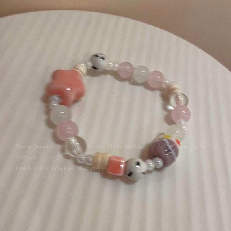 Keramikperlen-Armband - Ein Nischen-Handarbeits-Accessoire für beste Freunde. Dopamin Schmuck im Studentenstil.