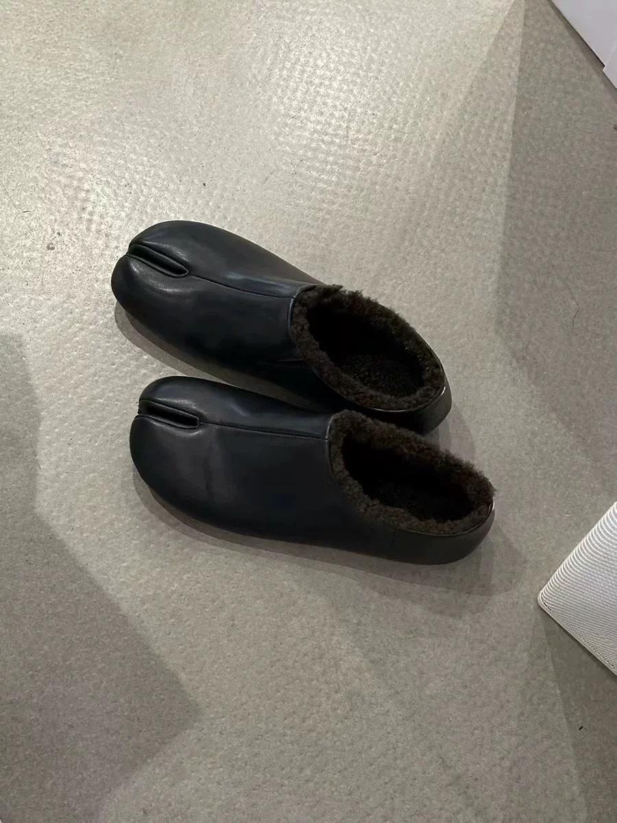 

Версия из коровьей кожи~ ретро нишевые туфли на плоской подошве, туфли с раздвоенным носком на один педаль, женские осенне-зимние бархатные одинарные туфли, маленькие кожаные туфли 40