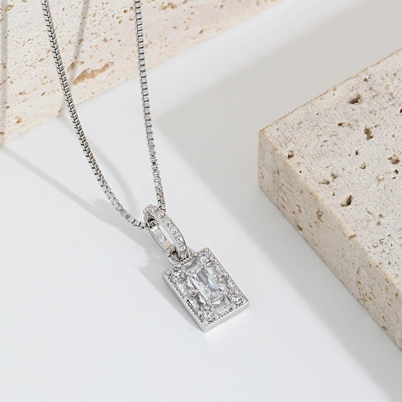 Kwadratowy naszyjnik z wisiorkiem, oryginalny design, wysmakowana prostota, prostokątny naszyjnik z pełnym diamentem w kształcie trapezu