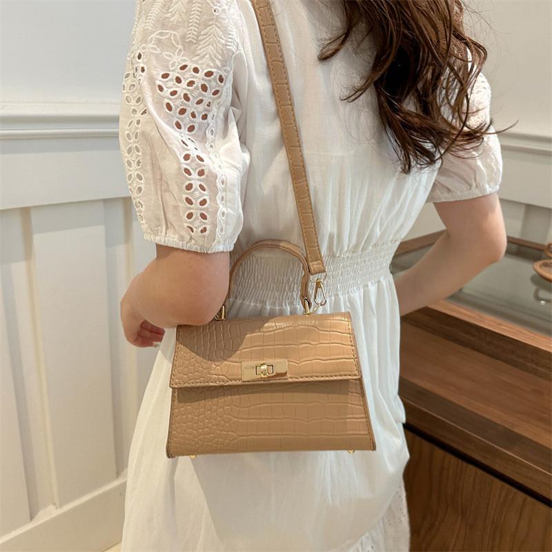 Fashionable Minimalist Women's Small Shoulder Bag 2024 Trendy Crossbody Purse Soft Pu