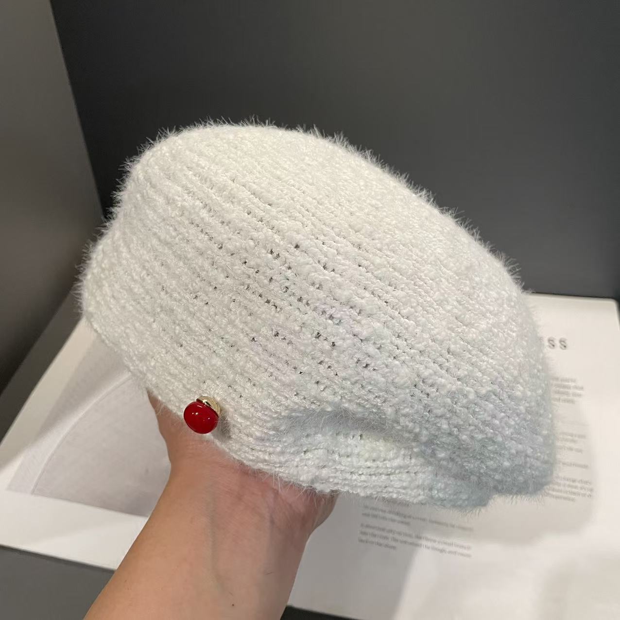 

Новая осенне-зимняя коллекция включает стильный и подчеркивающий черты лица маленький шерстяной берет и вязаную широкополую шляпу художника. M（56-58cm）