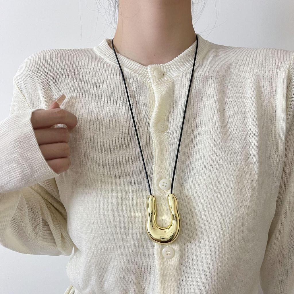 Asian Blogger-Inspired Saddle Bag Necklace: Luxury Women's Niche Sweater Chain Accessories