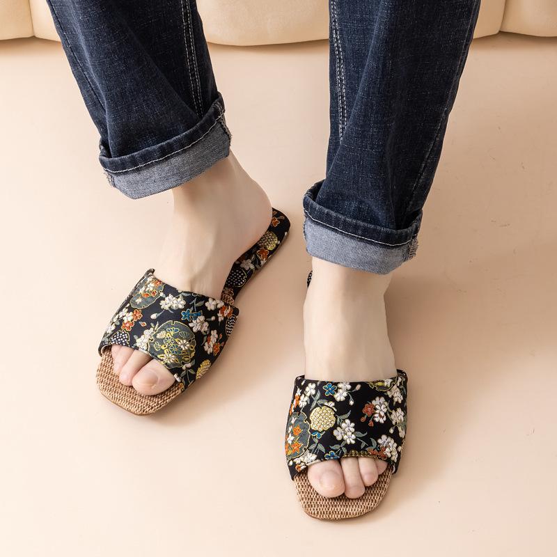 

Embroidery Open Toe Indoor Slippers for Women and Men Floral Satin Upper Linen Bottom Slides Women Men Summer Beach Flat Slides Slip on Dress Shoes 44-45 чорний