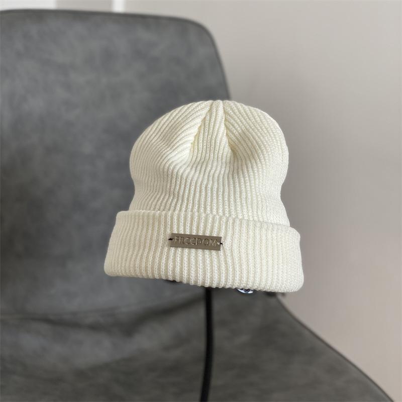 

Головные уборы Женские осенние и зимние вязаные шапки показывают свое лицо Маленький модный бренд Металлическая этикетка Холодные шапки Пуловеры Защитные наушники Теплые M（56-58cm） белый