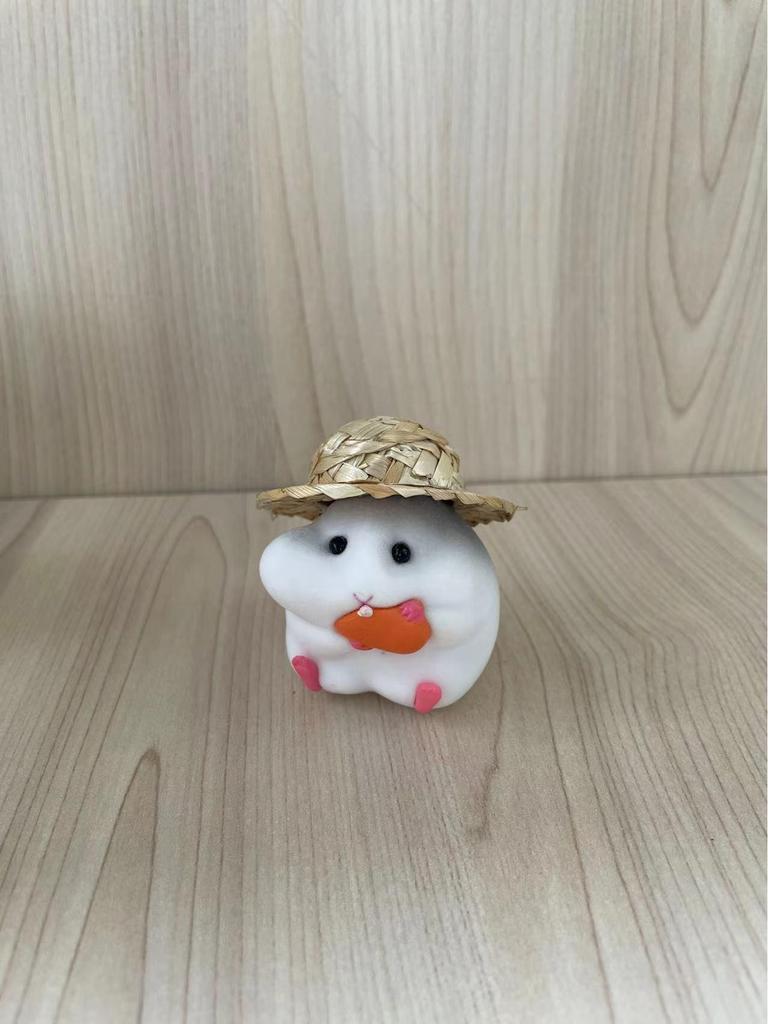 Peluche Criceto Scatola Cieca - Carino Ornamento per Auto con Cappello di Paglia