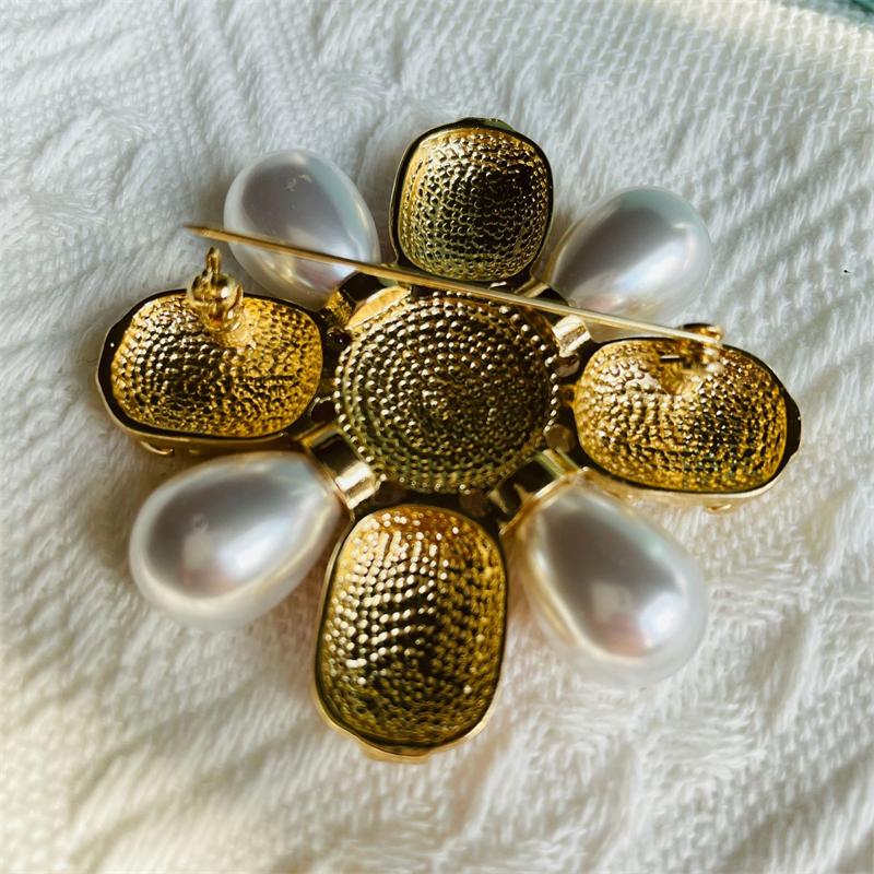 Brooch Baroque Court Style Simulation Pearl Corsage Pins for Women Men Vintage Accessories