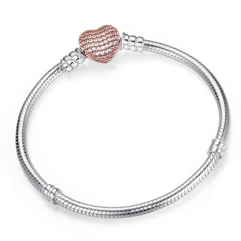 Eenvoudig zelf te maken slangenkettingarmband met Europese bedeltjes, een modieuze sieradenstijl voor dames, zoals die van Mary Poppins.
