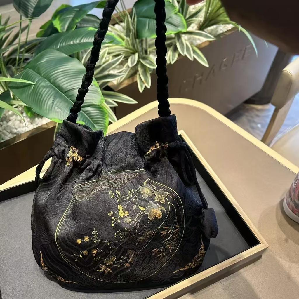 Silk Material Retro Handbags Embroidery Design Storage Function Embroidery Silk Bags Drawstring Closure Drawstring Purse