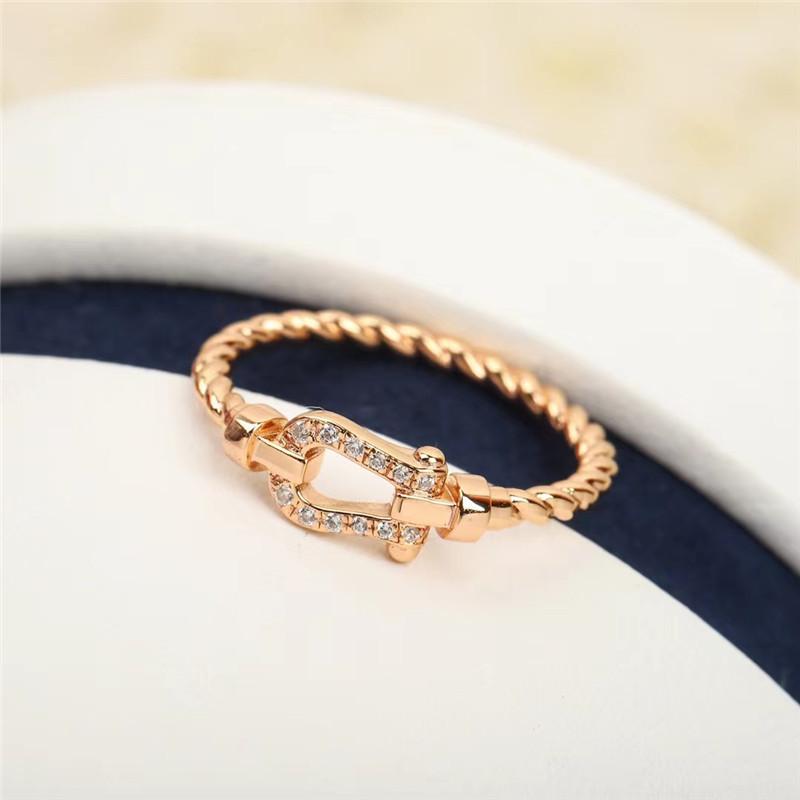 Anillo con Hebilla de Herradura Dorada V para Mujer Nicho de Gama Alta Anillo de Pareja Anillo Dedo Índice Joyería para Hombres y Mujeres