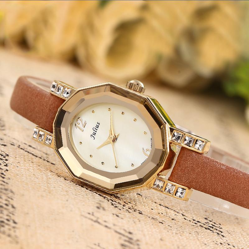 New RetroStyle Watch With A Simple Polygonal Dial Unique And Petite Design Thin Strap Leathe Women'S Watch A High-End Selection.