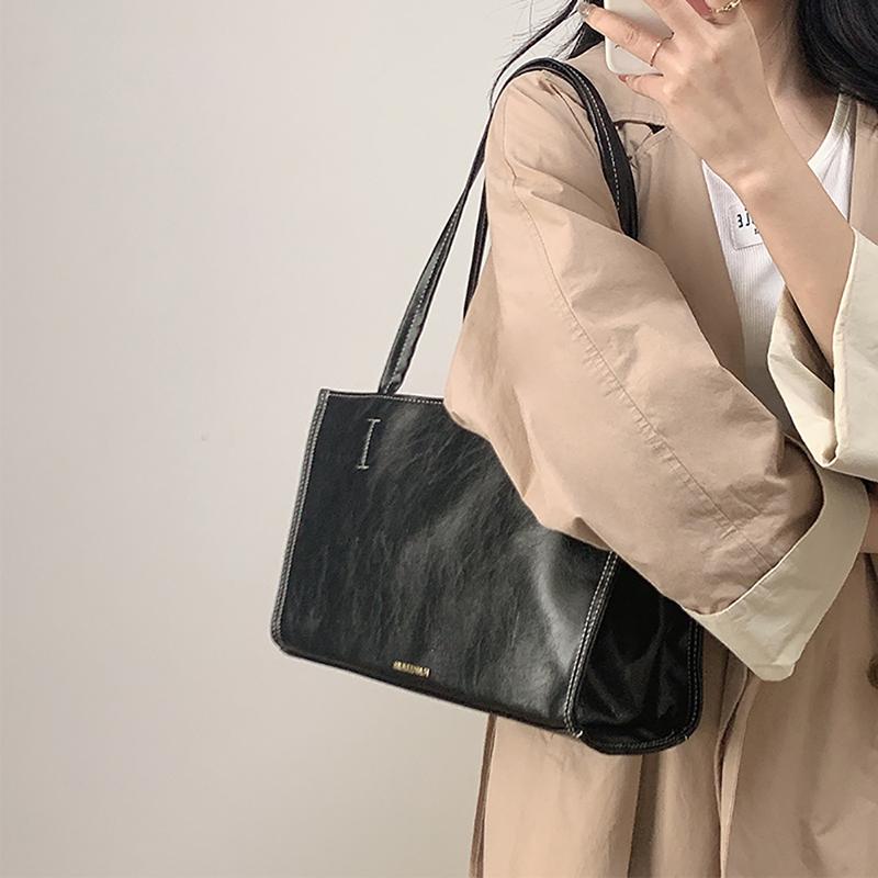 

Version Spring New Shoulder Tote Bag Student Large Capacity Soft Leather Commuting Bag Women s Casual Square Handbag (30cm<Max Length<50cm)