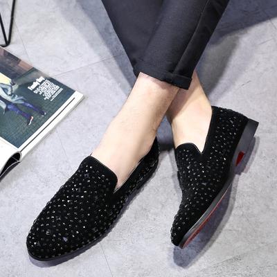 Herrenmode-Lederschuhe spitz mit Drill-Freizeitschuhen.