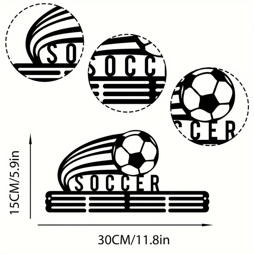 Charmantes Fußballmedaillen-Display - Metall-Wandkunst. Ein entzückender Halter für Fußballauszeichnungen und Bänder, ideal für Mannschaftsgeschenke.