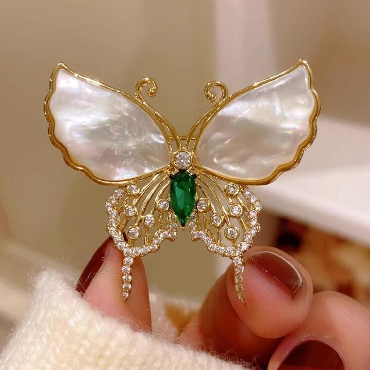 Nové brože Shell Rhinestone Butterfly pro ženy Špendlíky do klopy Elegantní společenské oblečení Oblek Malé doplňky Dárek
