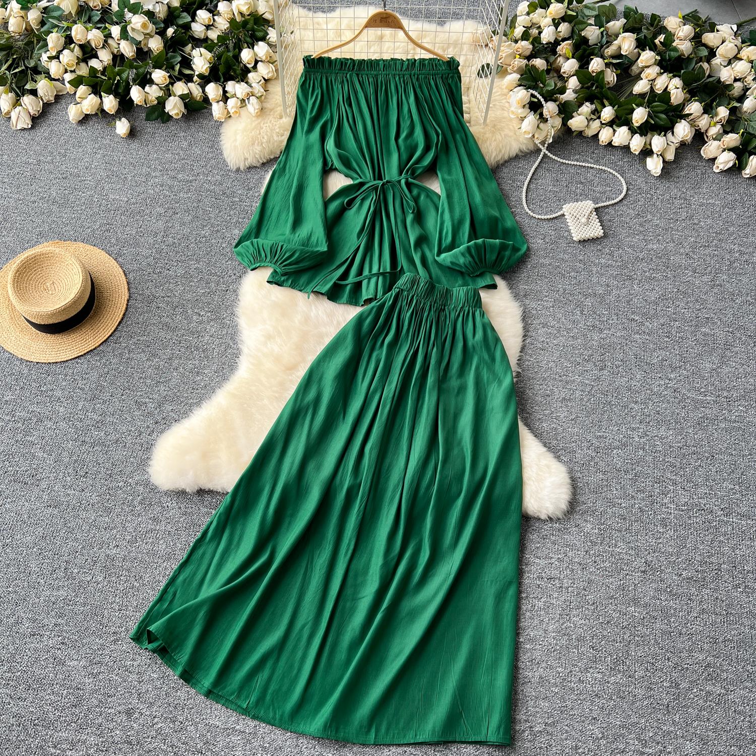 

Нежный женский комплект из двух предметов: топ с открытыми плечами и вырезом-лодочкой, длинный рукав, приталенный топ + юбка с завышенной талией и широким подолом One Size темно-зеленого