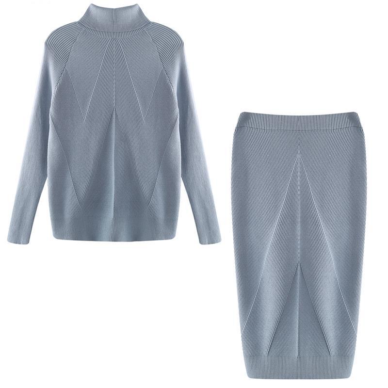 Maglione e Gonna Lavorati a Maglia da Donna